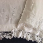 комплект, старинное постельное белье 2-х спальный с 1 наволочкой старинный комплект постельного белья с кружевами и монограммой