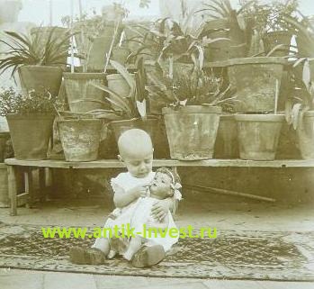 1917 лысая девочка с куклой