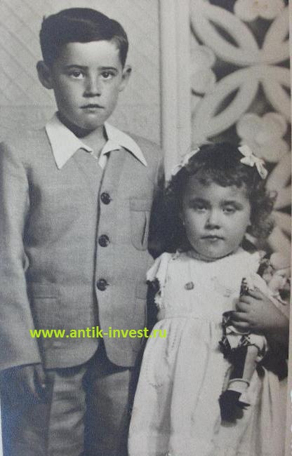 1930-1940 мальчик и девочка с куклой