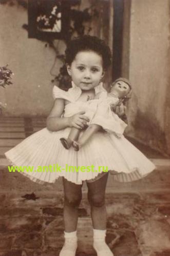 1950-е девочка держит куклу