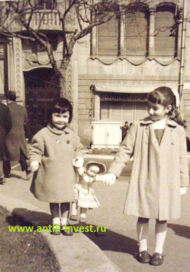 1956 год девочки на уличце играют с куклой