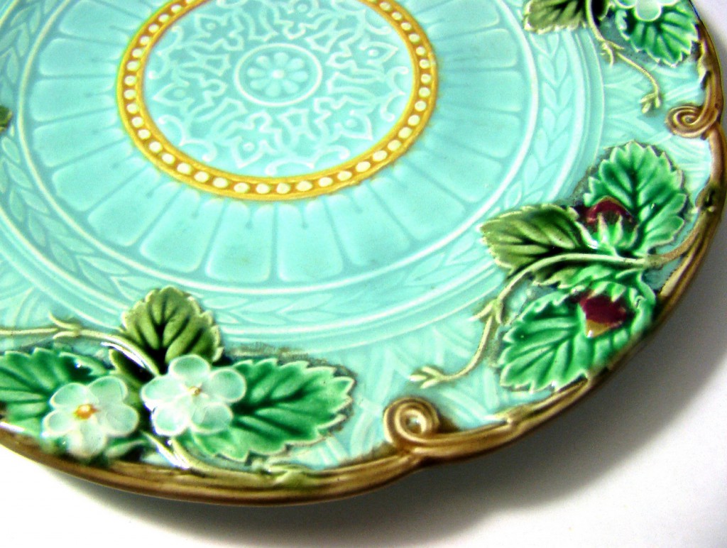ТАРЕЛКА 19 в SARREGUEMINES majolica D=21 см тарелки, сервиз XIX в SARREGUEMINES majolica D=21 см