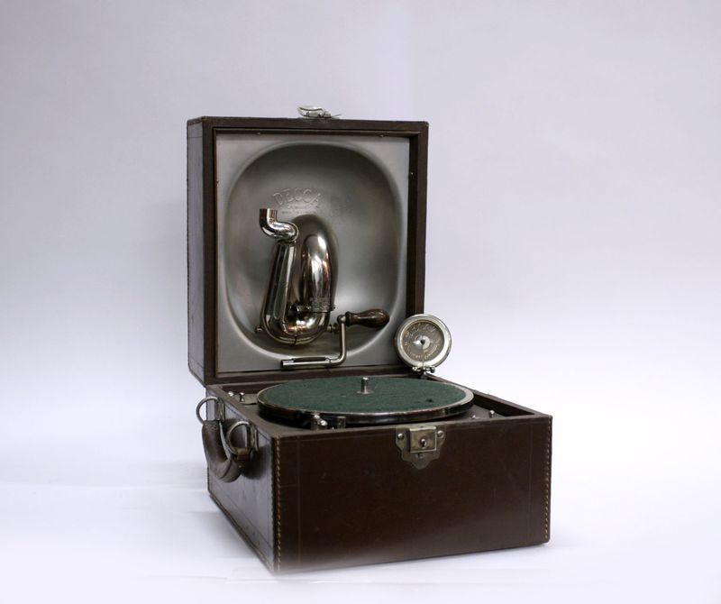 граммофон нач 20 века Decca Junior чемодан кожа 21на28 на 24 см, старт 250 евро