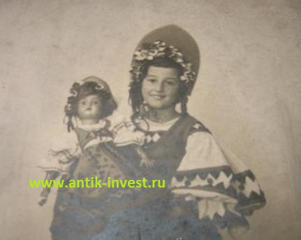 девочка в национальном костюме с куклой