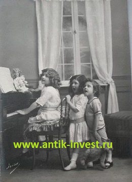 девочки за роялем с куклой