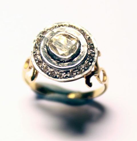 перстень старинный золотой 18К с бриллиантом 0,96 К в серебре, старт 750 евро