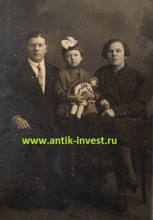 семейное старинное фото родители девочка с куклой