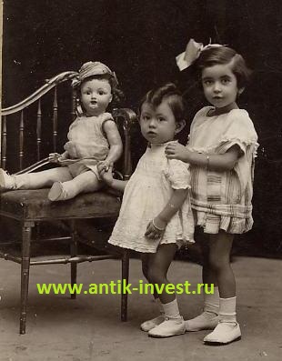 старинное фото дети играют с куклой