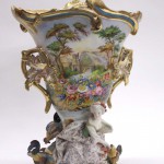 фарфоровая ваза середина 19 века 42 на 32 на 15 см галантная сцена кавалер и барышня
