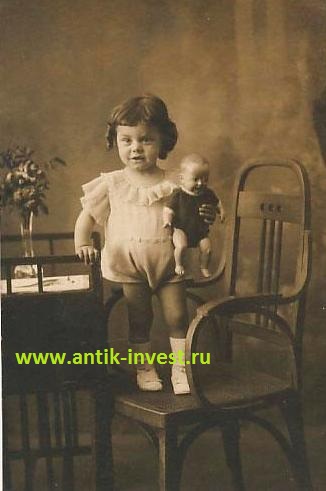фото девочка с целлулоидным пупсом